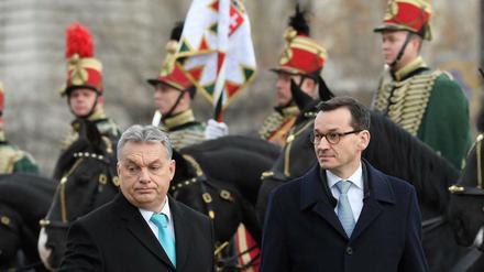Unzertrennlich und streitbar: Die Regierungschefs Ungarns und Polens, Viktor Orban (l) und Mateusz Morawiecki. 