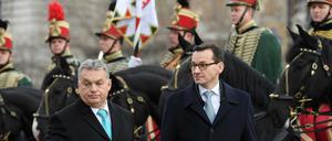 Unzertrennlich und streitbar: Die Regierungschefs Ungarns und Polens, Viktor Orban (l) und Mateusz Morawiecki. 