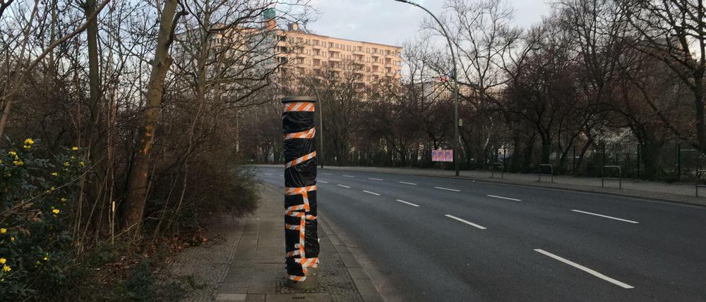 Ein demolierter Blitzer am Halleschen Ufer.