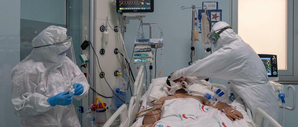 Mediziner behandeln einen Coronavirus-Patienten in Istanbul (Symbolbild).