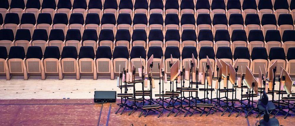 Die Stille nach dem Schluss. Im Dortmunder Konzerthaus stehen nur noch die Notenständer auf der Bühne, der Zuschauerraum bleibt leer. 