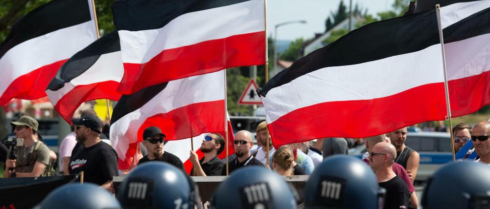Anhänger der rechtsextremen Kleinstpartei „Die Rechte“ lassen bei der Demonstration ihre Fahnen wehen.