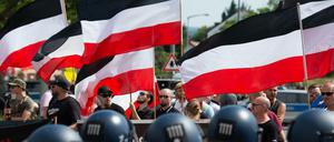 Anhänger der rechtsextremen Kleinstpartei „Die Rechte“ lassen bei der Demonstration ihre Fahnen wehen.