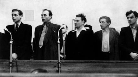 Im März 1950 beginnt in Ost-Berlin der Prozess gegen die Gladow-Bande - Dietrich Bohla, Kurt Gaebler, Werner Gladow, Wellnitz und Papke (v.l.).