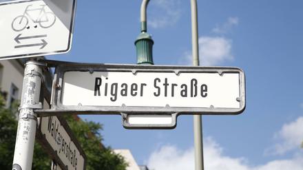 In der Rigaer Straße brannten Sonntagnacht Autos und ein Toilettenhäuschen.