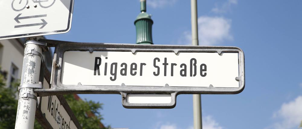 In der Rigaer Straße brannten Sonntagnacht Autos und ein Toilettenhäuschen.