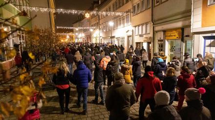 Menschen laufen durch Hildburghausen und protestieren gegen die neuen Infektionsschutzregeln in dem Kreis. 