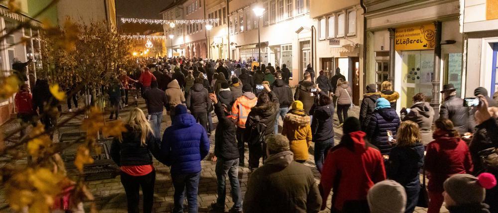 Menschen laufen durch Hildburghausen und protestieren gegen die neuen Infektionsschutzregeln in dem Kreis.