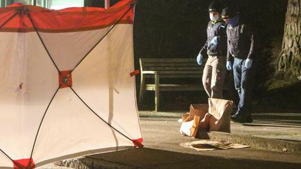Polizeibeamte stehen am Tatort in Augsburg.