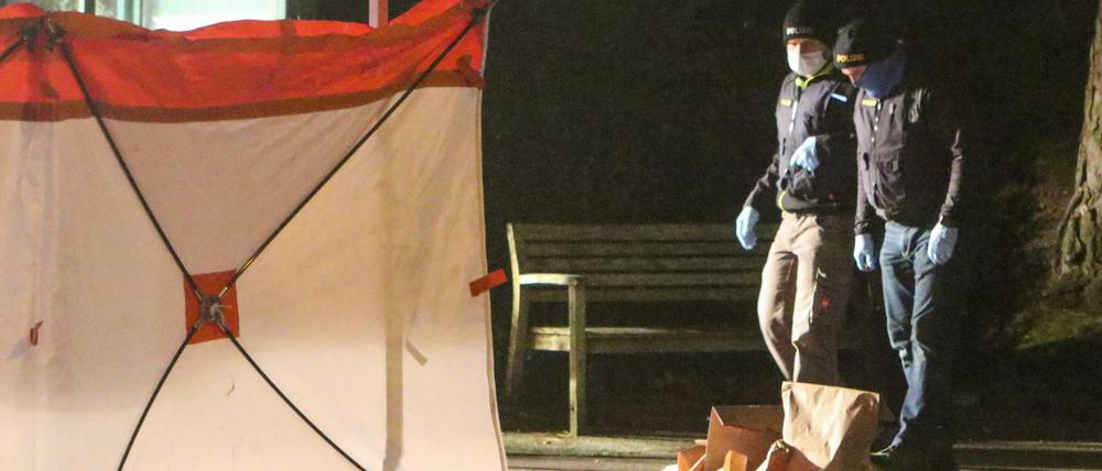 Polizeibeamte stehen am Tatort in Augsburg.