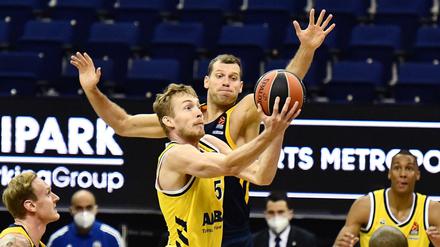 Niels Giffey (am Ball) zeigte ein starkes Spiel beim Sieg gegen Moskau. 