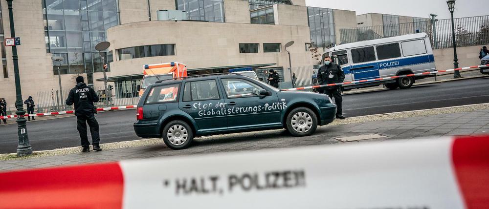 Große Aufregung, doch am Ende ein kleiner Vorfall: Das Auto, mit dem ein Mann gegen das Tor des Kanzleramts gefahren war.