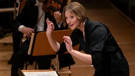 Joana Mallwitz am Pult des Berliner Konzerthauses in Aktion.