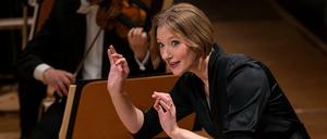Joana Mallwitz am Pult des Berliner Konzerthauses in Aktion.