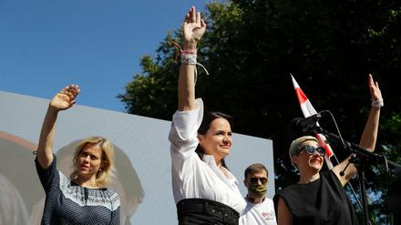 Die Zuversicht einen Tag vor den Wahlen.in Belarus am 9. August. Weronika Zepkalo (vorne links), Ehefrau des nicht-registrierten Kandidaten Zepkalo, Swetlana Tichanowskaja, Kandidatin der Opposition bei den Präsidentschaftswahlen in Belarus, und Maria Kolesnikowa, Wahlkampfmanagerin des von der Wahl ausgeschlossenen Bankiers Babariko, winken bei einem Treffen von Tichanowskajas Unterstützern. 
