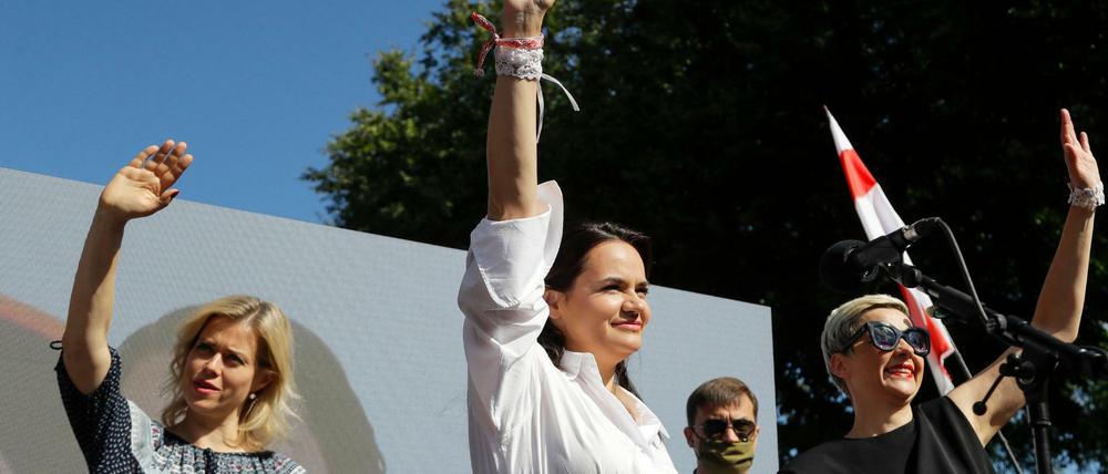 Die Zuversicht einen Tag vor den Wahlen.in Belarus am 9. August. Weronika Zepkalo (vorne links), Ehefrau des nicht-registrierten Kandidaten Zepkalo, Swetlana Tichanowskaja, Kandidatin der Opposition bei den Präsidentschaftswahlen in Belarus, und Maria Kolesnikowa, Wahlkampfmanagerin des von der Wahl ausgeschlossenen Bankiers Babariko, winken bei einem Treffen von Tichanowskajas Unterstützern.