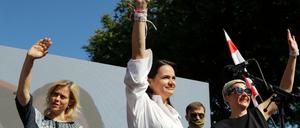 Die Zuversicht einen Tag vor den Wahlen.in Belarus am 9. August. Weronika Zepkalo (vorne links), Ehefrau des nicht-registrierten Kandidaten Zepkalo, Swetlana Tichanowskaja, Kandidatin der Opposition bei den Präsidentschaftswahlen in Belarus, und Maria Kolesnikowa, Wahlkampfmanagerin des von der Wahl ausgeschlossenen Bankiers Babariko, winken bei einem Treffen von Tichanowskajas Unterstützern. 