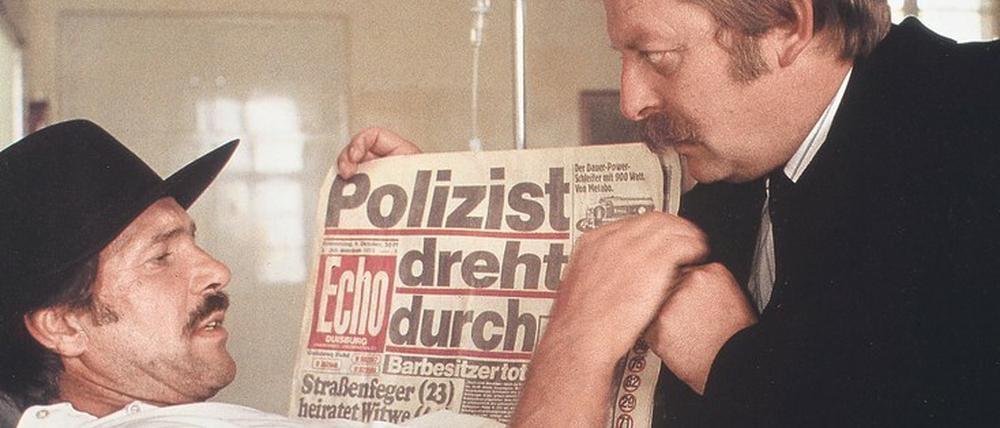 Freunde und Helfer. Götz George, hier mit Kompagnon Eberhard Feik, prügelte sich als Horst Schimanski „Scheiße“-fluchend durch seine Auftritte.