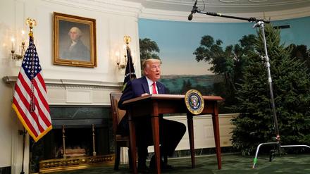 Auf die Frage einer Journalistin, ob er das Weiße Haus im Fall von Bidens Wahl aus eigenen Stücken verlassen werde, sagte er: „Natürlich werde ich das, und das wissen Sie.“