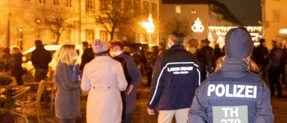 Menschen versammeln sich am 25. November 2020 in Hildburghausen.