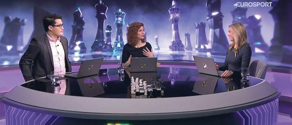 Gefühlsausbrüche, Freude, Ärger, hoher Puls, was von den Großmeistern David Howell und Jovanka Houska sowie Moderatorin Kaja Snare (von links) im Studio für Laien verständlich begleitet wird. 