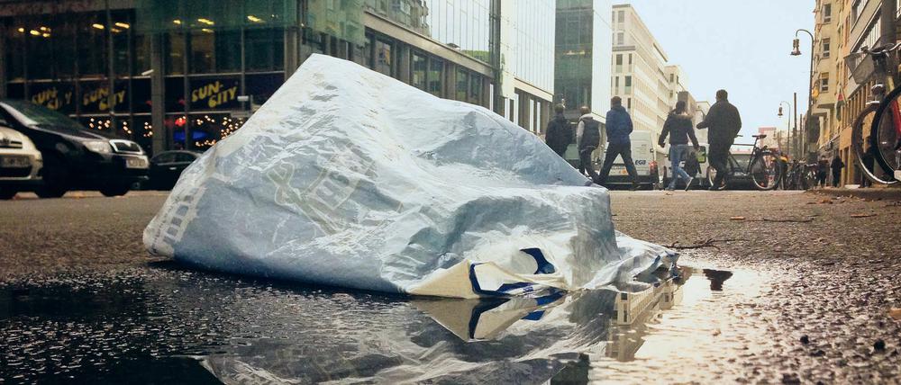 Eine Plastiktüte in Berlin auf der Straße.