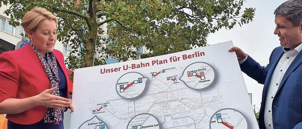 Franziska Giffey und Raed Saleh bei der Präsentation der U-Bahn-Pläne der SPD. Demnach sollen Strecken zur Heerstraße Nord, ins Märkische Viertel, nach Pankow Kirche, zum BER und dem Mexikoplatz verlängert werden. 