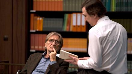 Richard Gärnter, gespielt von Matthias Habich (li.) , will in dem Fernsehspiel "Gott" das Recht auf Selbstmord durchsetzen. 