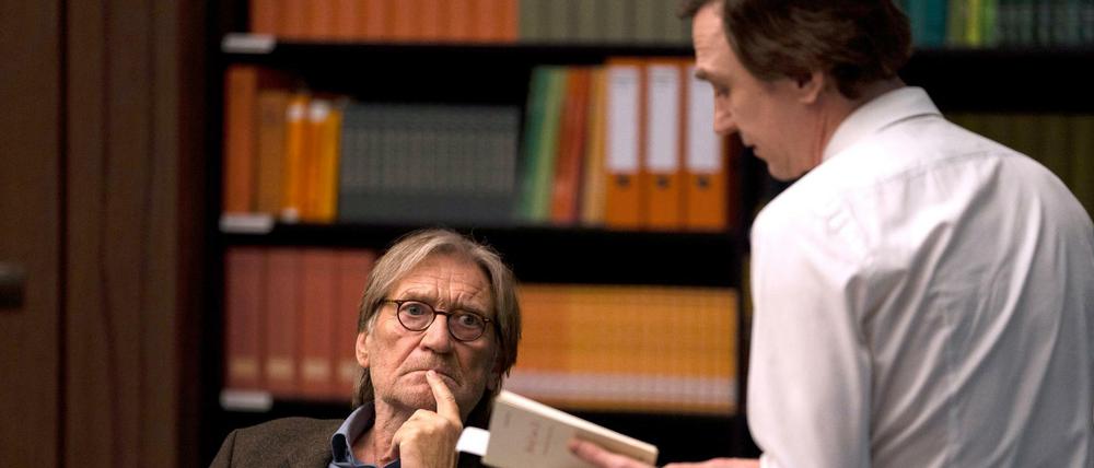 Richard Gärnter, gespielt von Matthias Habich (li.) , will in dem Fernsehspiel "Gott" das Recht auf Selbstmord durchsetzen.