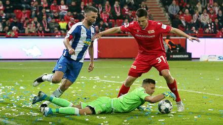 Hohe Fluktuation. Hertha vermisst Vedad Ibisevic (l.) als Anführer, Union hat die Abgänge von Rafal Gikiewicz und Keven Schlotterbeck (r.) besser kompensiert. 