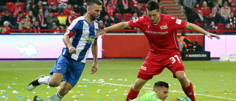 Hohe Fluktuation. Hertha vermisst Vedad Ibisevic (l.) als Anführer, Union hat die Abgänge von Rafal Gikiewicz und Keven Schlotterbeck (r.) besser kompensiert.