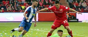 Hohe Fluktuation. Hertha vermisst Vedad Ibisevic (l.) als Anführer, Union hat die Abgänge von Rafal Gikiewicz und Keven Schlotterbeck (r.) besser kompensiert. 