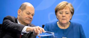 Rekordverschuldung: Olaf Scholz und Angela Merkel mussten viele neue Staatskredite aufnehmen.