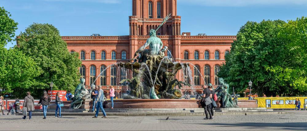 Ein weites Feld: Rotes Rathaus und Neptunbrunnen.