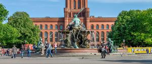 Ein weites Feld: Rotes Rathaus und Neptunbrunnen.