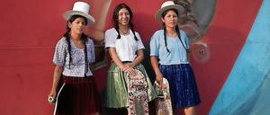 Die „Cholitas“. Brenda, Daniela und Daisy, 26, 25 und 24 Jahre alt, skaten in traditionellen Outfits. 