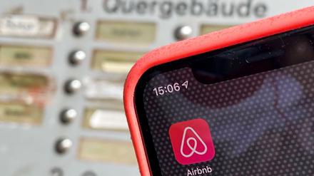 Das 2008 gegründete Unternehmen Airbnb versteht sich als Online-Marktplatz für Ferienwohnungen, Zimmer und Unterkünfte weltweit. Neuerdings vermittelt Airbnb auch Ereignisse, Kochkurse oder geführte Touren zum Beispiel.