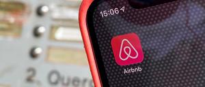 Das 2008 gegründete Unternehmen Airbnb versteht sich als Online-Marktplatz für Ferienwohnungen, Zimmer und Unterkünfte weltweit. Neuerdings vermittelt Airbnb auch Ereignisse, Kochkurse oder geführte Touren zum Beispiel.