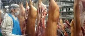 Ein Mitarbeiter der Firma Tönnies.