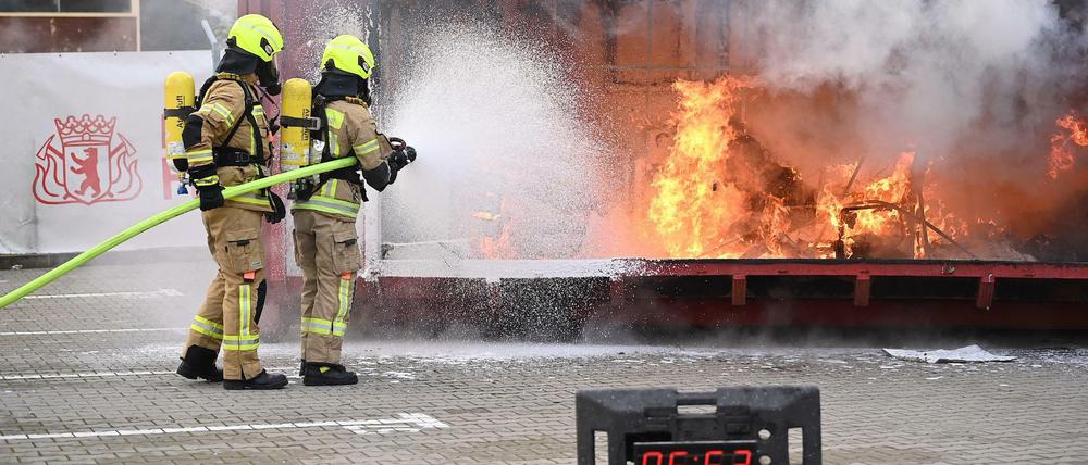 Übler Verdacht. Bei der Berliner Feuerwehr soll es einen rechtsextremen Vorfall geben. Auf dem Bild löschen Feuerwehrleute eine brennende Zimmerattrappe.