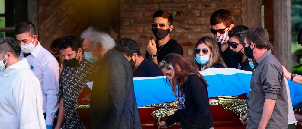 Familie und Freunde begleiten den Sarg von Diego Armando Maradona.