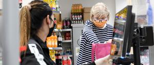 Die Arbeit an der Kasse im Supermarkt ist ein Akkordjob und birgt Infektionsrisiken.