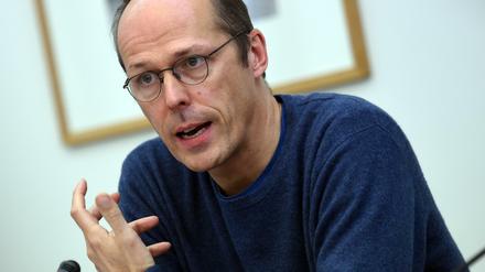 Mark Rackles gestikuliert, während er in ein Mikrofon spricht.