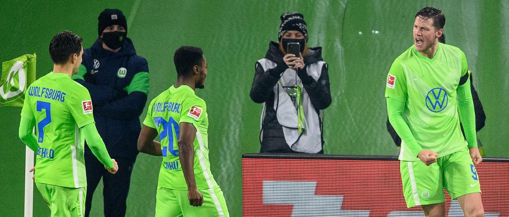 Wolfsburgs Wout Weghorst (r) jubelt mit Josip Brekalo (l) und Ridle Baku nach seinem Tor zum 4:3.