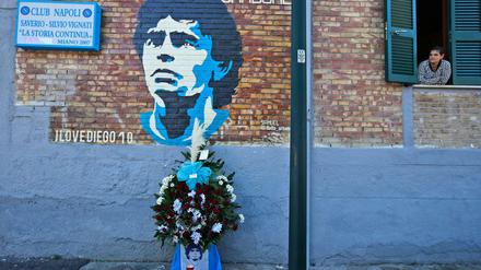 Ein Kerl, ein Irrer, ein Fußballgott. Trauer in Neapel um Diego Maradona. Der Argentinier holte mit dem Verein der Stadt mehrere Titel und wird immer noch verehrt.