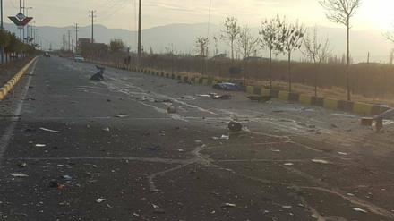 Die Straße, auf der der iranische Kernphysiker Fakhrizadeh getötet wurde, nach dem Anschlag.