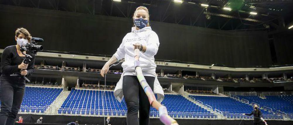 Sabrina Golze formt in der Mercedes-Benz-Arena mit Helfern die größte Klorollenschlange der Welt.