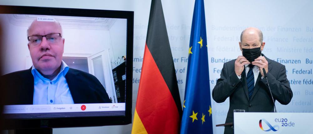 Peter Altmaier (l.) meldete sich aus der Quarantäne zur Pressekonferenz mit Olaf Scholz.