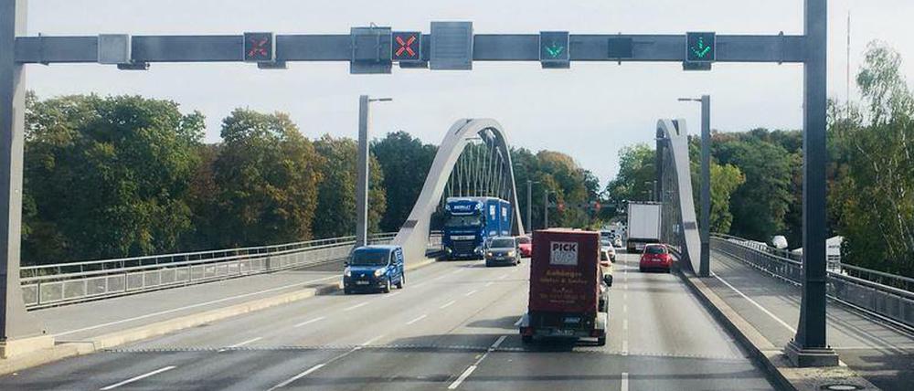 Die Freybrücke in Berlin-Spandau nach dem Berufsverkehr. Der Senat will die Radspur auf die Straße legen - es geht um die rechte Spur auf diesem Bild.