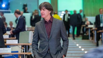 Ergebnis der Aussprache zwischen Joachim Löw und der DFB-Spitze: Er bleibt Bundestrainer.